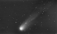 Der Komet 12P/Pons-Brooks aufgenommen am 25.März.2024 gegen 20 Uhr mit dem Großbinokular 150/840 im Garten der Kuffner-Sternwarte bei Vollmondschein von Lorenz Hauer